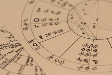 Schakel een astroloog in voor jouw levensvragen