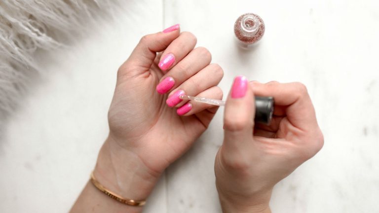Handige hacks voor het lakken van trendy nagels