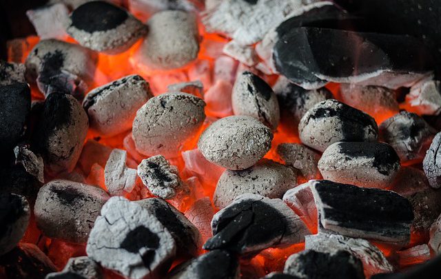 In 5 stappen je houtskoolbarbecue aansteken